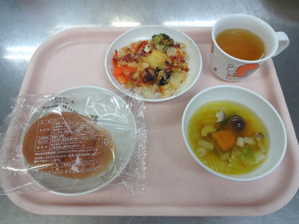 こども園の給食「<span>パン ジャーマンポテト 野菜スープ おにぎり</span>」