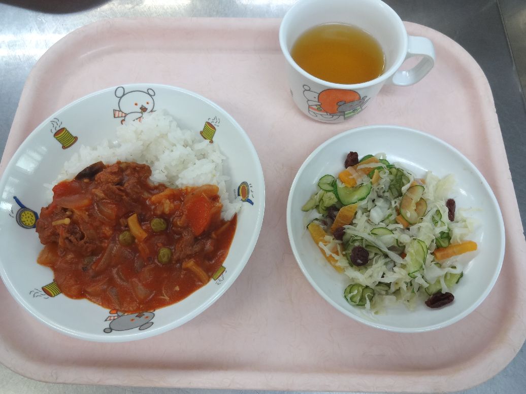 こども園の給食「<span>きのこのハヤシライス フレンチサラダ 牛乳プリン </span>」