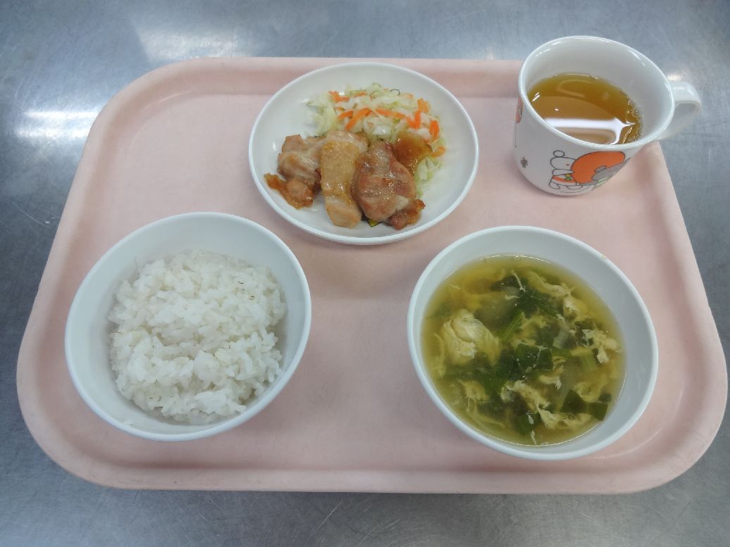こども園の給食「<span>ごはん 鶏の照り焼き わか玉スープ 菓子</span>」