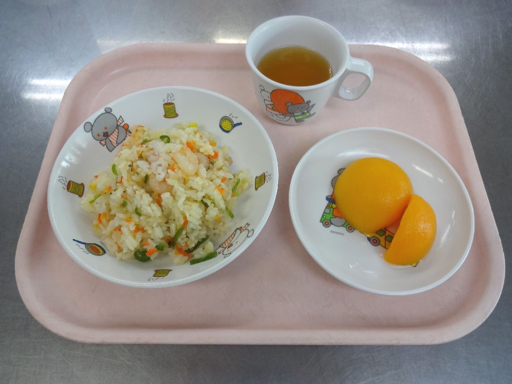 こども園の給食「<span>エビピラフ 桃缶 菓子</span>」