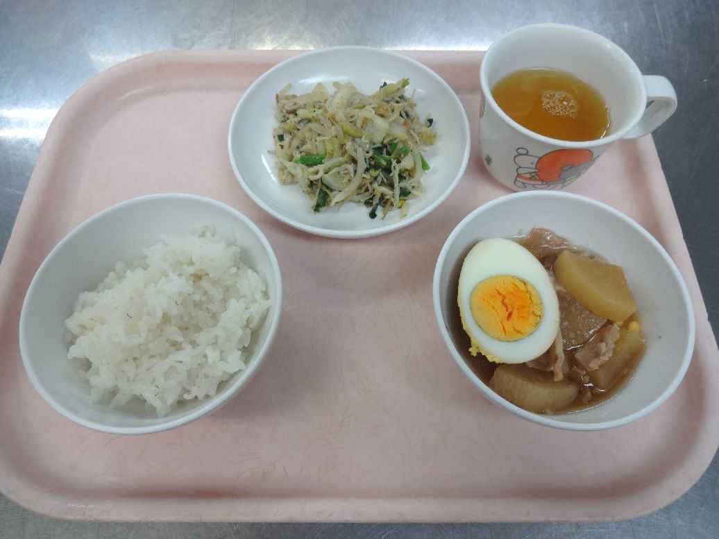 こども園の給食「<span>ごはん 豚肉と大根の旨煮 お浸し 菓子</span>」