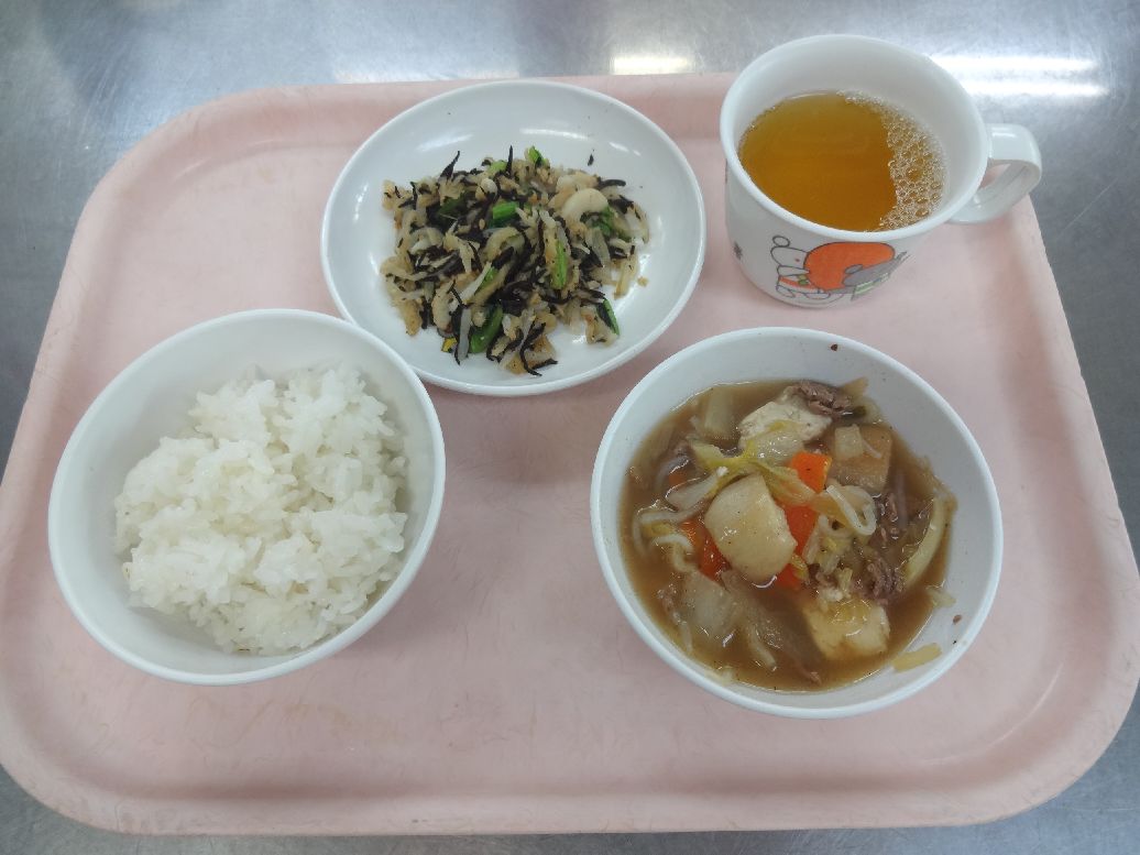 こども園の給食「<span>ごはん すき焼き風煮 ごま和え 菓子</span>」