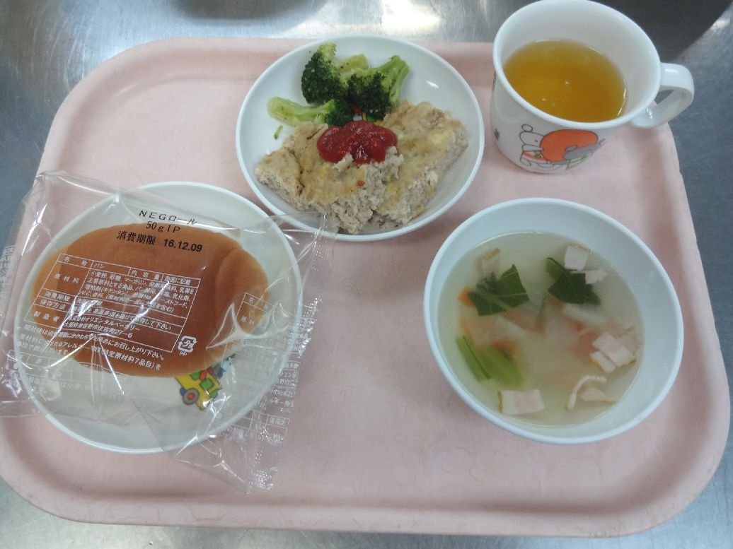 こども園の給食「<span>パン ミートローフ 野菜スープ 6日 菓子 20日 チヂミ</span>」