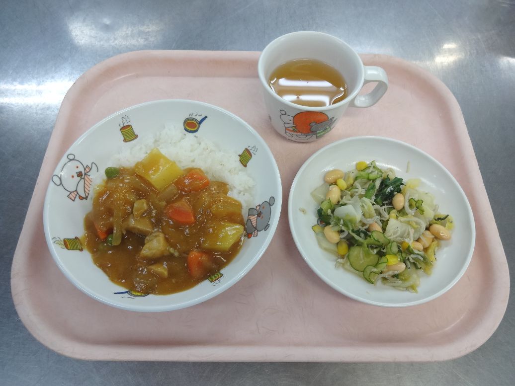 こども園の給食「<span>チキンカレー じゃこサラダ 菓子パン</span>」