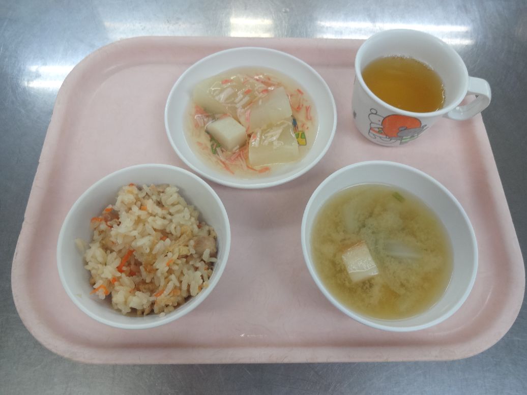こども園の給食「<span>たきこみごはん ふろふき大根 味噌汁 菓子</span>」
