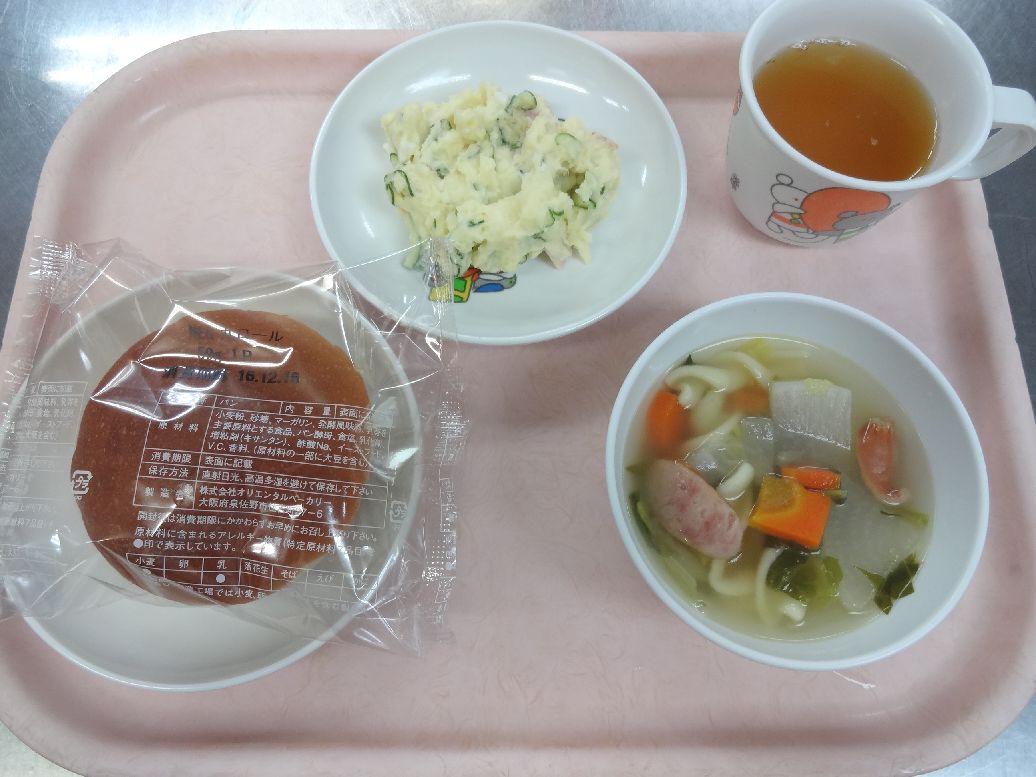 こども園の給食「<span>パン ポトフ ポテトサラダ 13日 みたらし団子 27日 菓子</span>」