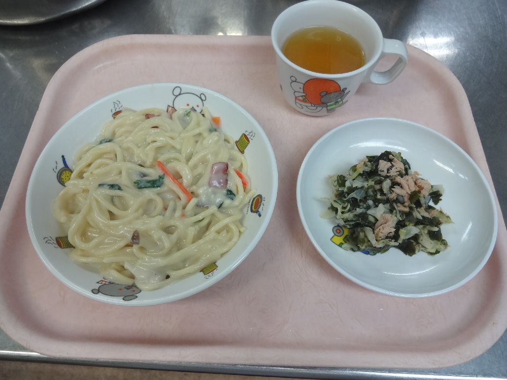 こども園の給食「<span>クリームソーススパゲティ わかめサラダ マドレーヌ</span>」