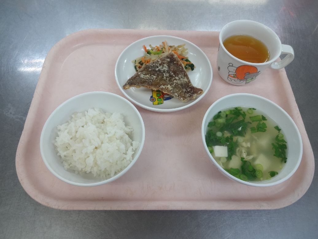 こども園の給食「<span>ごはん 魚のから揚げ ナムル 卵スープ 菓子</span>」