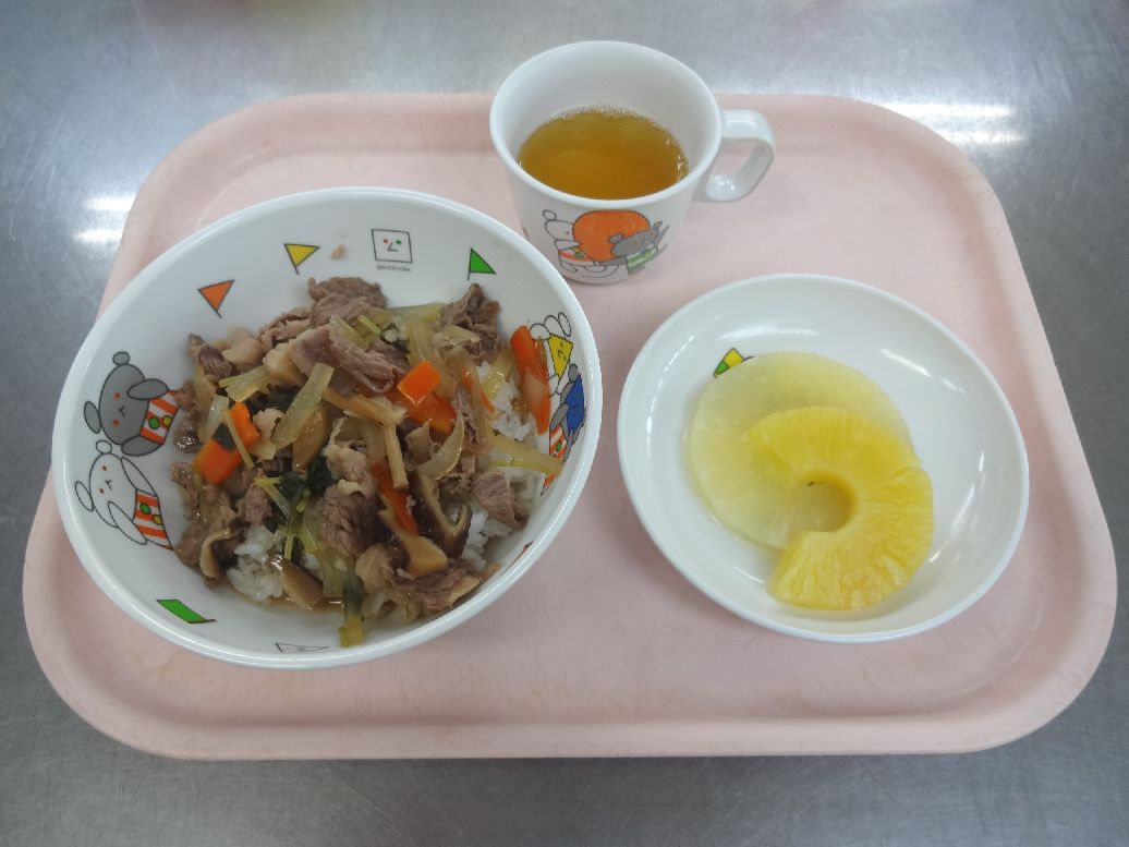 こども園の給食「<span>牛丼 パイン缶 菓子</span>」