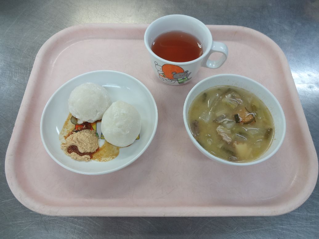 こども園の給食「<span>もち （0,1歳はごはん） 豚汁 かにぞうすい</span>」