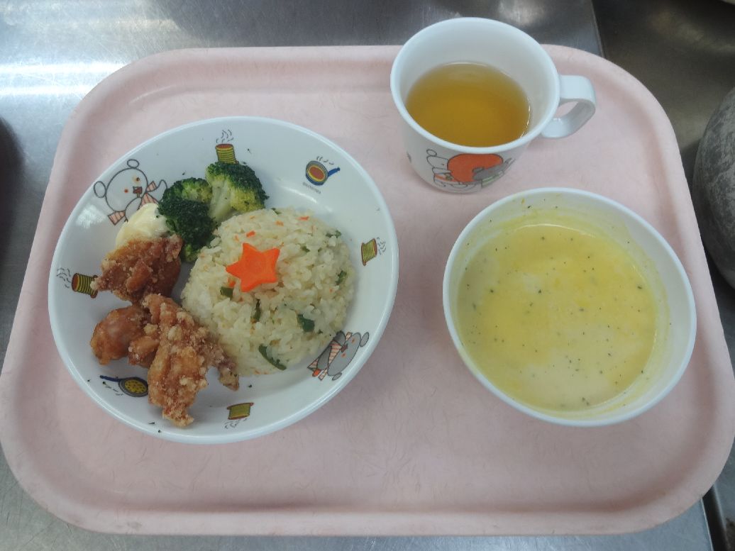 こども園の給食「<span>ピラフ 鶏のからあげ 南瓜のポタージュ 生菓子</span>」