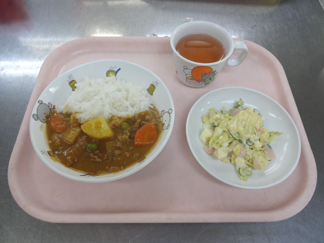 こども園の給食「<span>カレーライス 卵サラダ 菓子</span>」