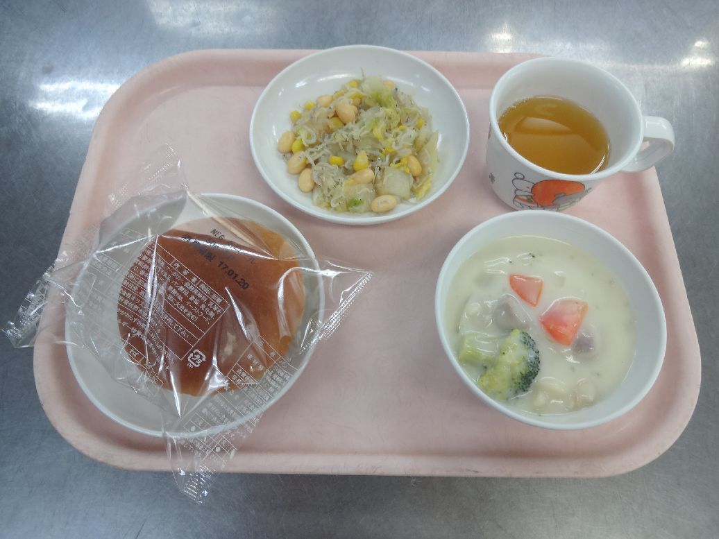 こども園の給食「<span>パン 鶏のクリーム煮 じゃこサラダ 白玉ぜんざい</span>」