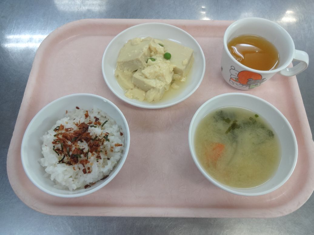 こども園の給食「<span>ふりかけごはん 高野豆腐の卵とじ 味噌汁 マーマレード蒸しパン</span>」