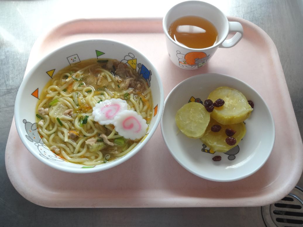 こども園の給食「<span>野菜ラーメン さつま芋の甘煮 5日 七草がゆ 19日 鶏ぞうすい</span>」