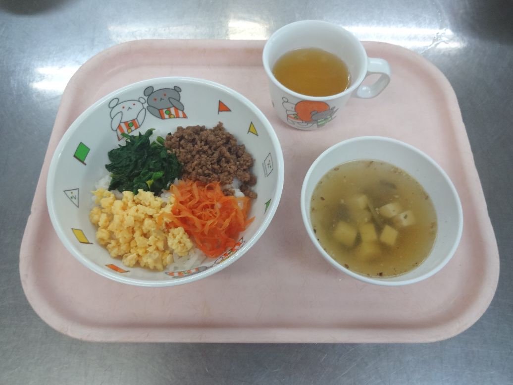 こども園の給食「<span>そぼろごはん わかめスープ 菓子</span>」