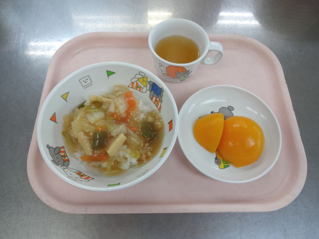 こども園の給食「<span>中華丼 桃缶 菓子</span>」