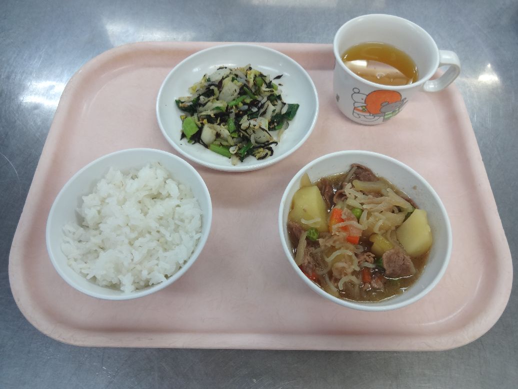 こども園の給食「<span>ごはん 肉じゃが ごま和え 菓子</span>」