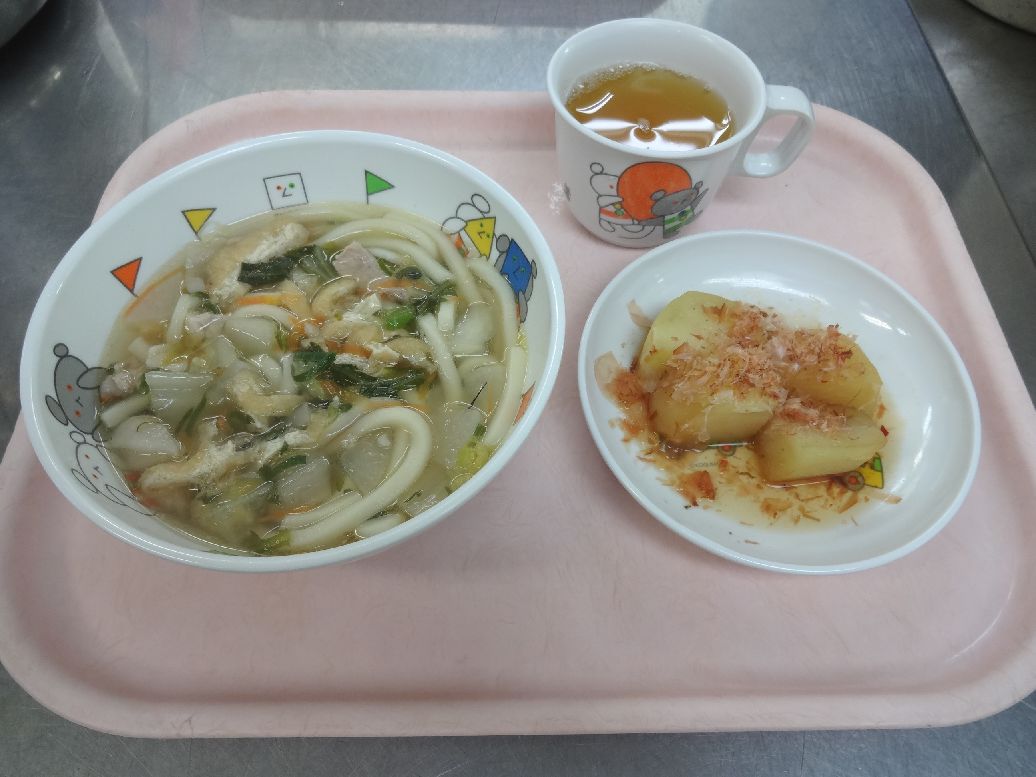 こども園の給食「<span>ちゃんこうどん じゃが芋の土佐煮 パンカナッペ</span>」