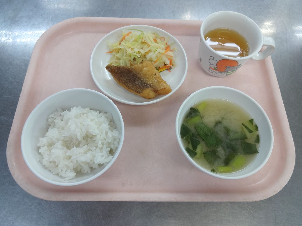 こども園の給食「<span>ごはん 魚の揚げ煮 味噌汁 菓子</span>」