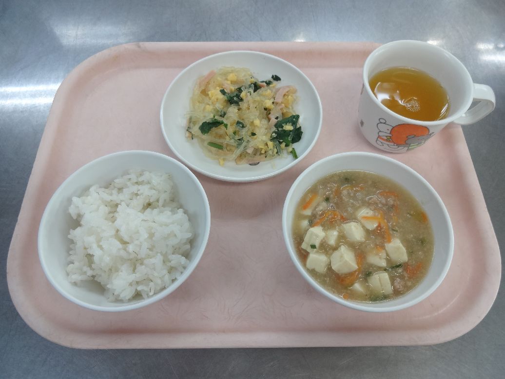 こども園の給食「<span>ごはん マーボー豆腐 華風和え 菓子</span>」