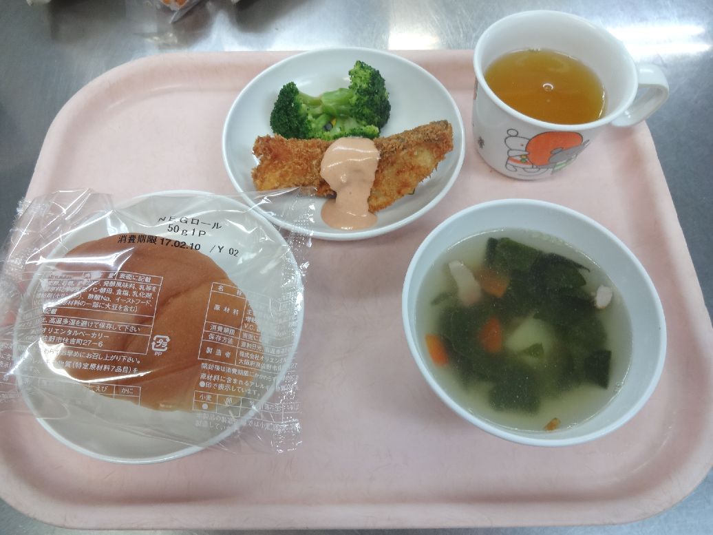こども園の給食「<span>パン 魚のフライ ベーコンスープ みたらし団子</span>」