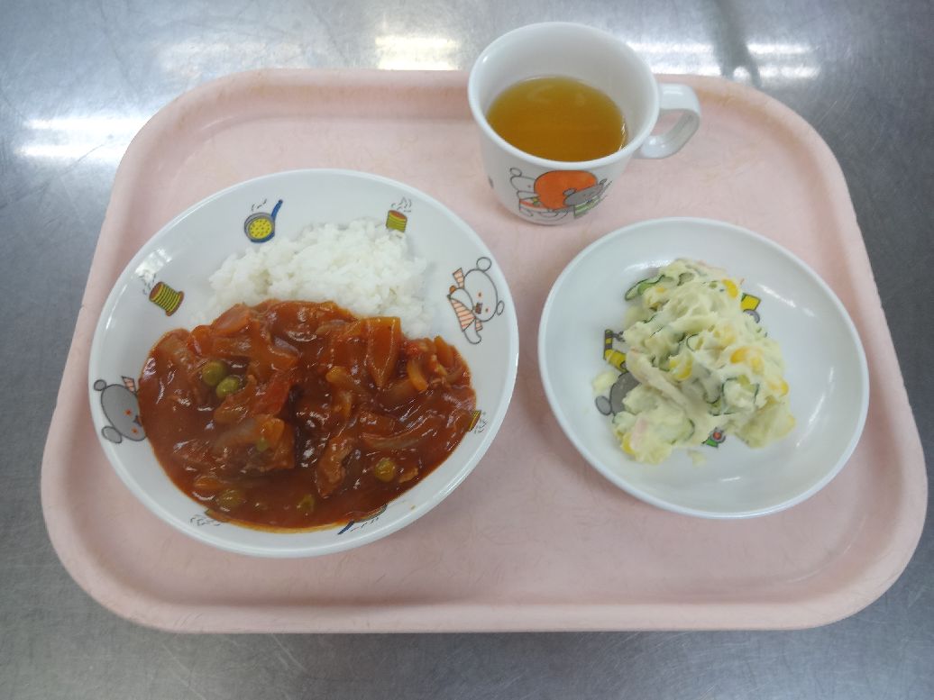 こども園の給食「<span>ハヤシライス ポテトサラダ ポップコーン</span>」