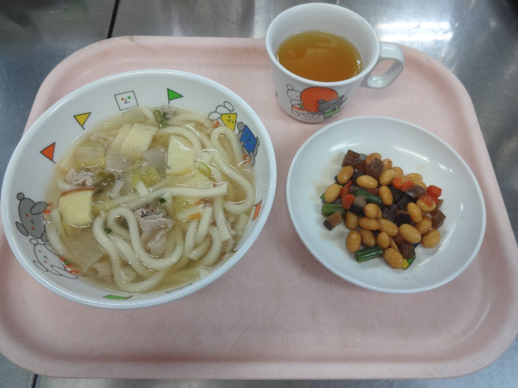 こども園の給食「<span>かやくうどん 五目豆 じゃが芋のチーズ焼き</span>」