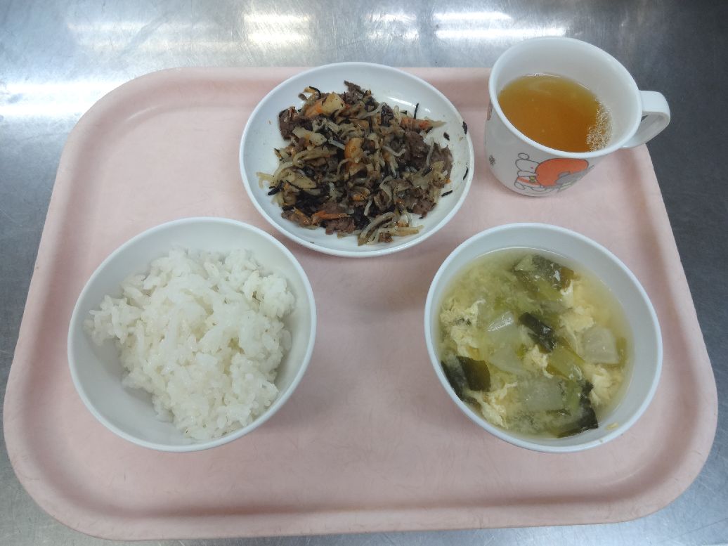 こども園の給食「<span>ごはん 牛肉とひじきの炒め煮 味噌汁 菓子</span>」