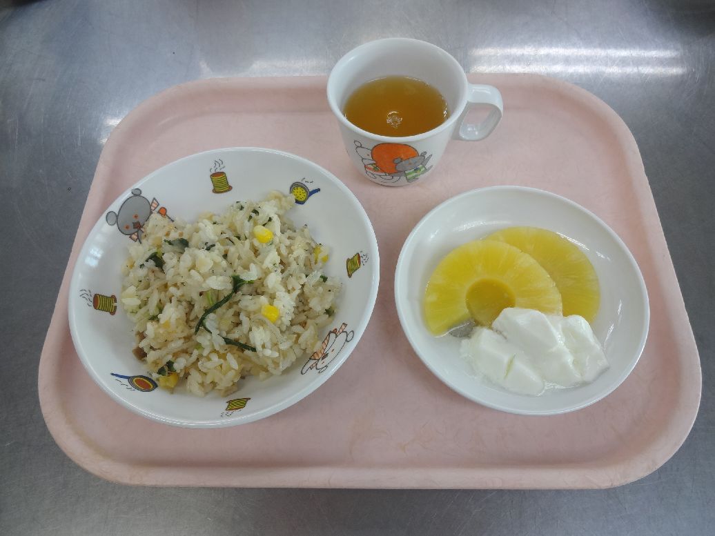 こども園の給食「<span>じゃこピラフ パイン缶とヨーグルト 菓子</span>」