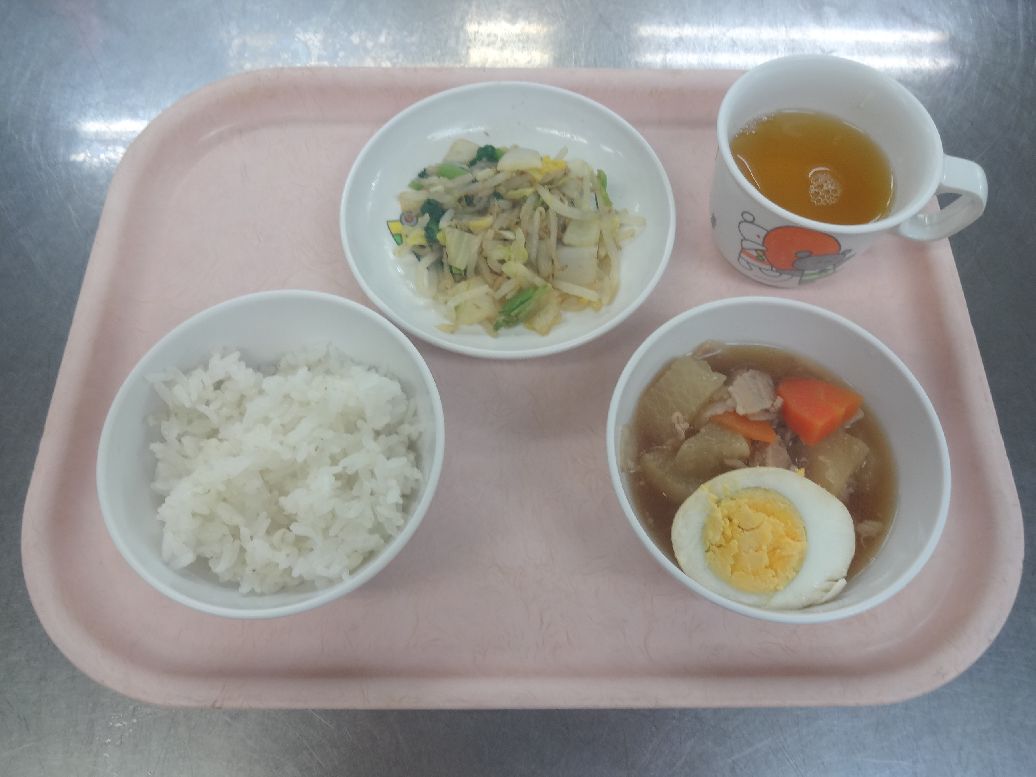 こども園の給食「<span>ごはん 豚肉と大根の旨煮 お浸し 菓子</span>」
