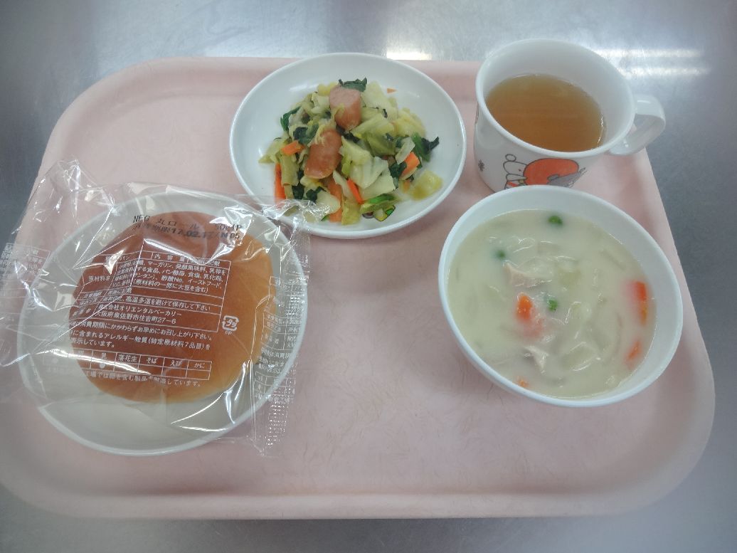 こども園の給食「<span>パン クリームシチュー ウインナーソテー 焼おにぎり</span>」