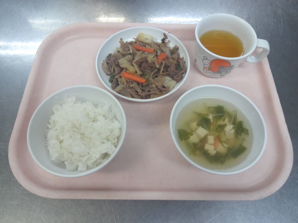 こども園の給食「<span>ごはん 牛肉のオイスターソース 豆腐のスープ 中華まん</span>」