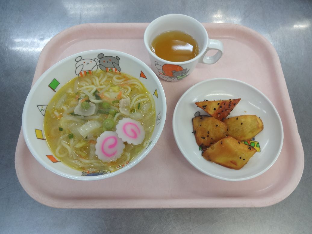 こども園の給食「<span>味噌ラーメン 大学芋 小倉サンド</span>」