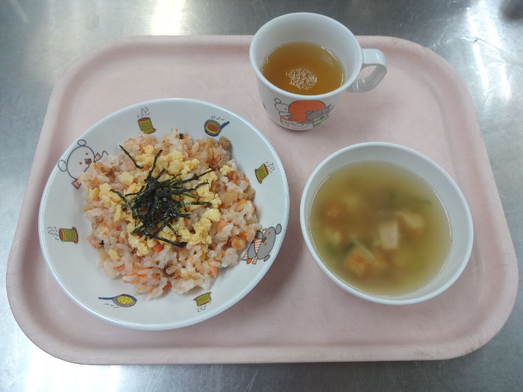 こども園の給食「<span>鮭寿司 五目汁 菓子</span>」