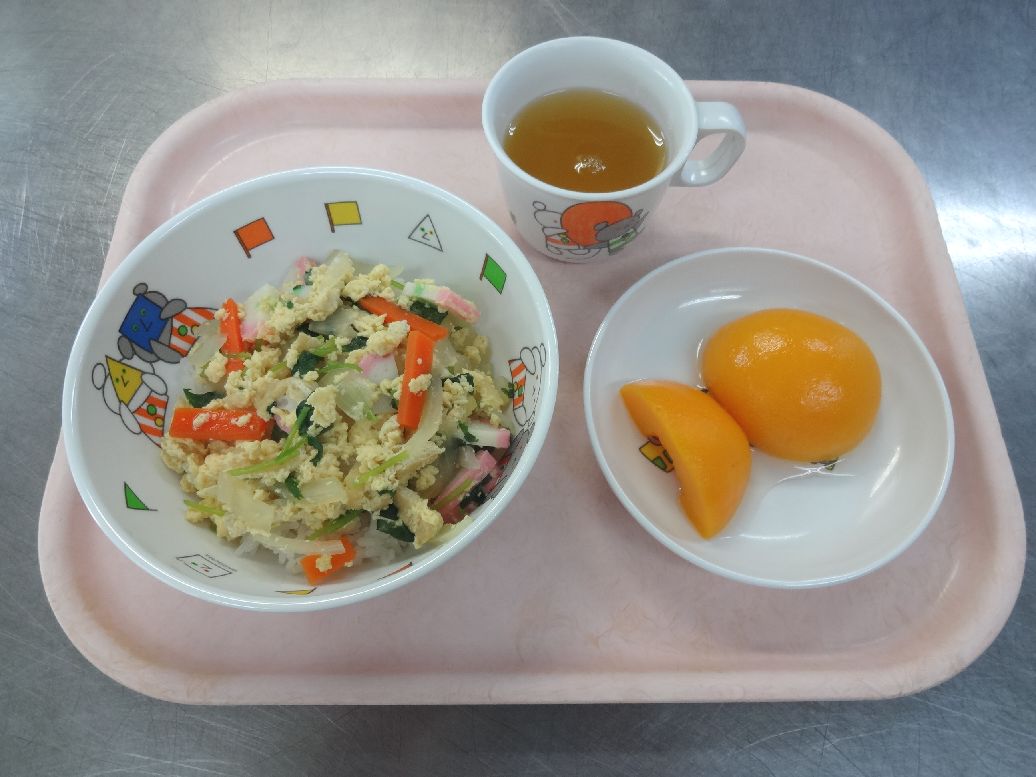こども園の給食「<span>木の葉丼 桃缶 菓子</span>」