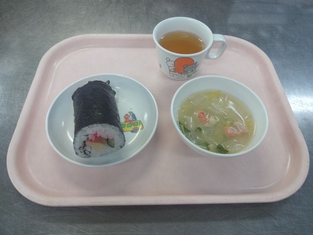 こども園の給食「<span>巻き寿し 石狩汁 菓子</span>」