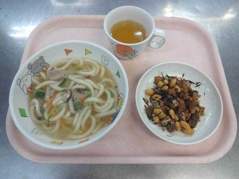 こども園の給食「<span>あんかけうどん ひじき入煮豆 菓子</span>」