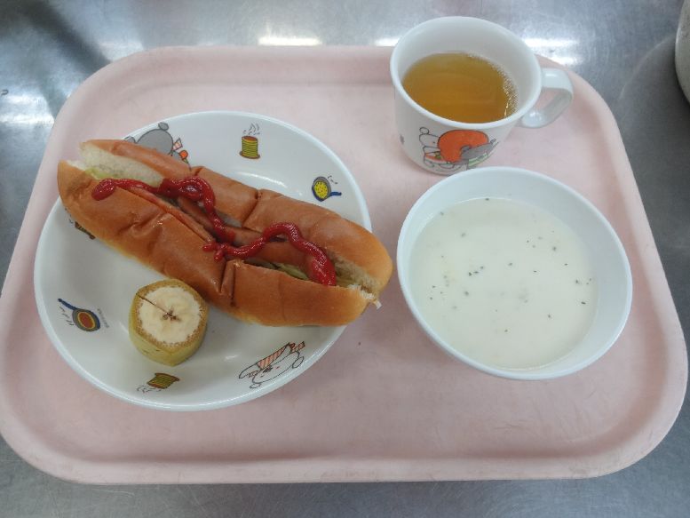 こども園の給食「<span>ウインナードッグ コーンポタージュ バナナ おにぎり</span>」