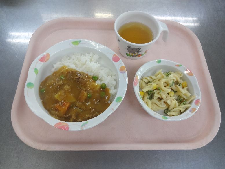 こども園の給食「<span>カレーライス マカロニサラダ 1日 菓子詰め合わせ 29日 フライドポテト</span>」