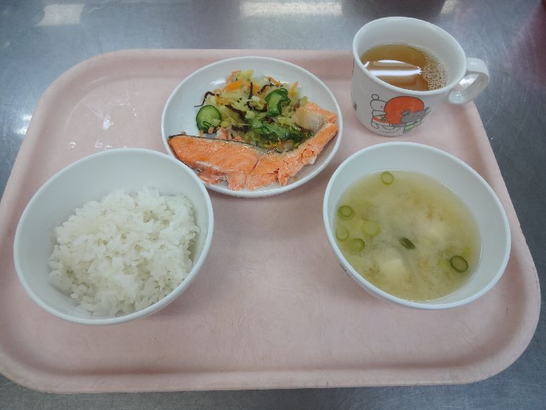 こども園の給食「<span>ごはん 焼魚 キャベツの塩昆布和え 味噌汁 手作りプリン</span>」