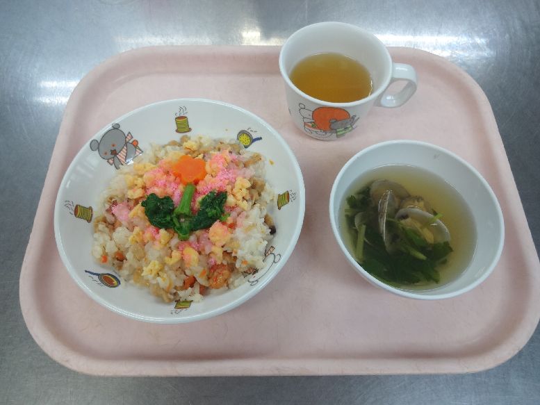 こども園の給食「<span>菜の花すし 貝汁 3日 菓子 17日 菓子パン</span>」