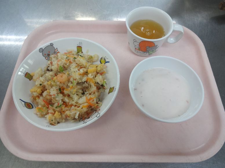 こども園の給食「<span>五目チャーハン いちごヨーグルト 菓子</span>」