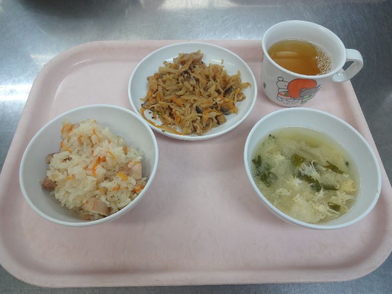 こども園の給食「<span>炊き込みごはん 切干大根煮 味噌汁 菓子</span>」