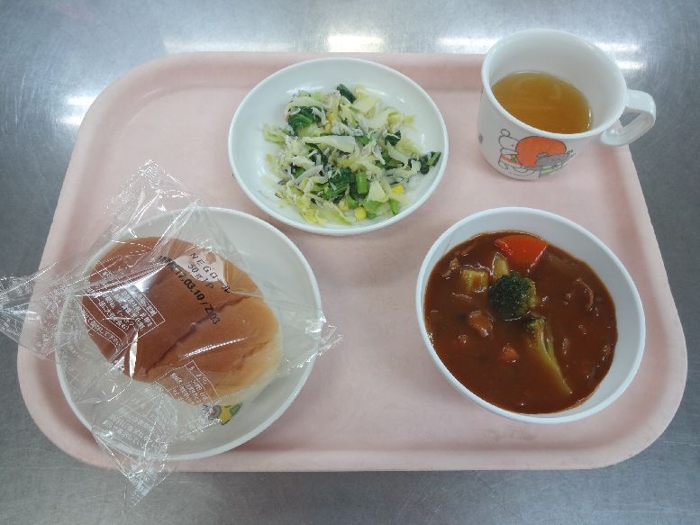こども園の給食「<span>パン ビーフシチュー じゃこサラダ 白玉のきなこ和え</span>」