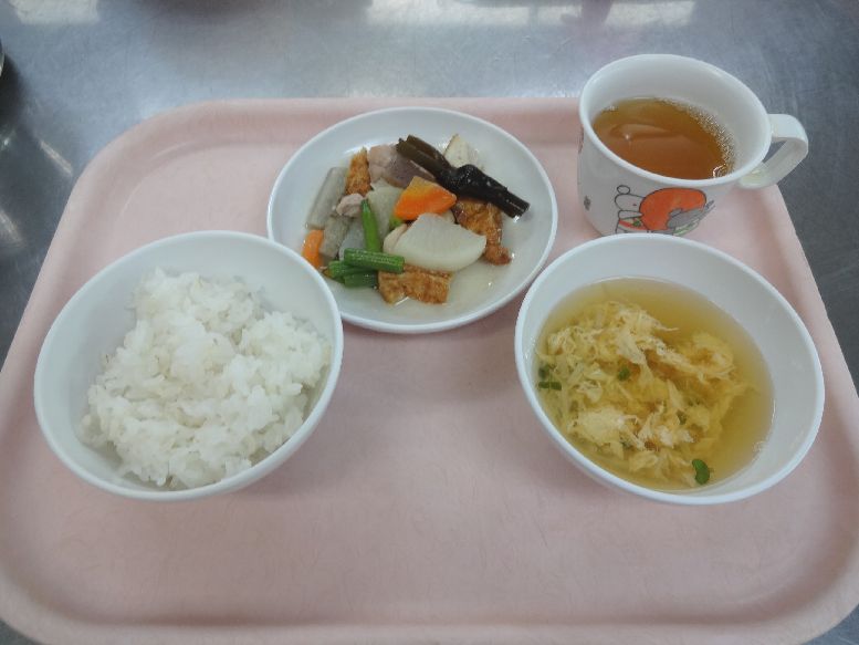 こども園の給食「<span>ごはん 煮しめ かきたま汁 レーズンケーキ</span>」