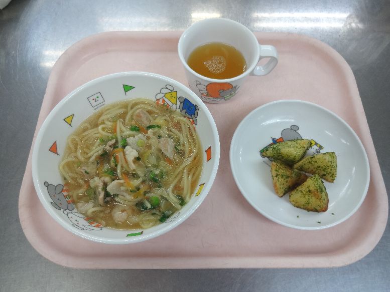 こども園の給食「<span>ちゃんぽん麺 じゃが芋の磯風味揚げ ピザトースト</span>」
