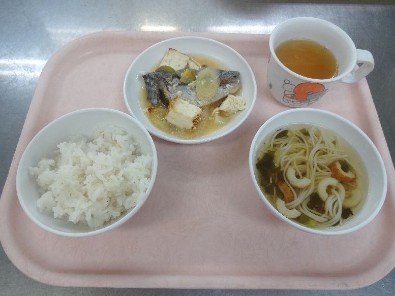 こども園の給食「<span>ごはん 魚の味噌煮 そうめん汁 菓子</span>」