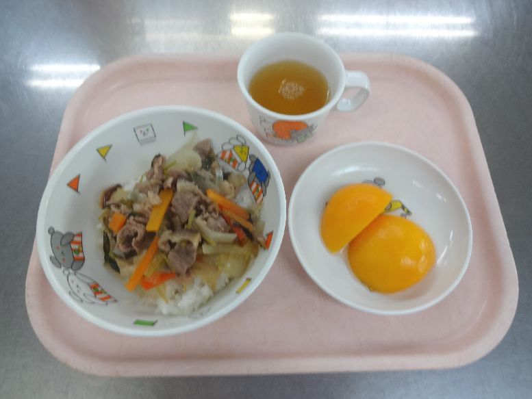 こども園の給食「<span>牛丼 桃缶 菓子</span>」