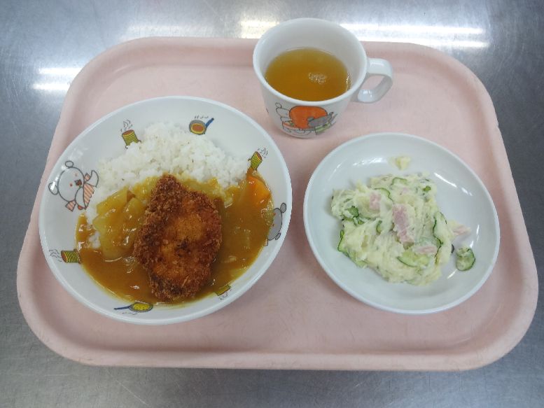 こども園の給食「<span>カツカレー ポテトサラダ ホットケーキ</span>」